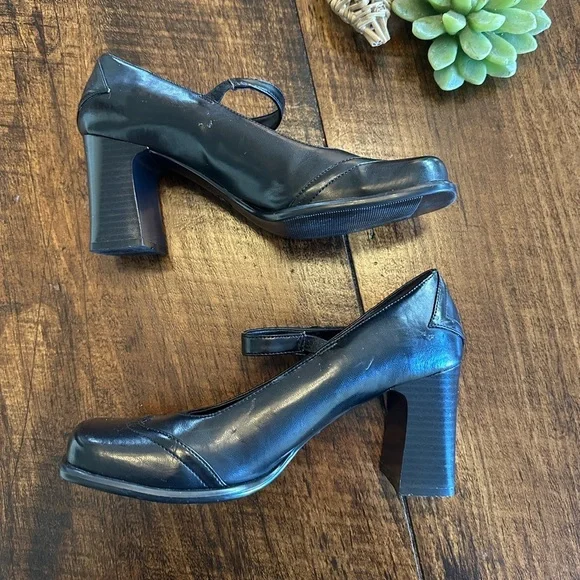 Emergency Exit | 90s Y2K Block Heel, Square Toe Mary Jane Shoes, Size 7 - Picture 3 of 10
